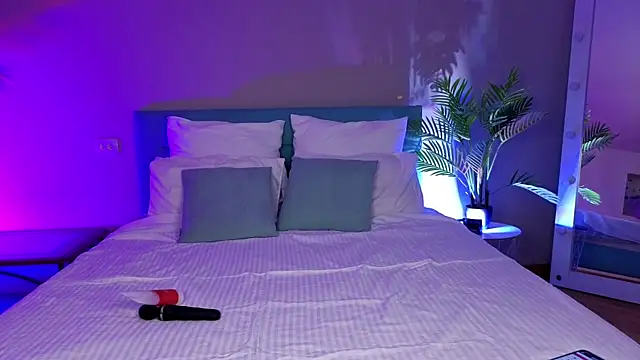 Candyyy     online show from April 16, 2026, 12:39 pm