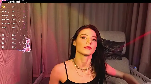 NicoleLuxe online show from April 15, 2026, 5:39 pm