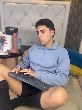 Snapshot of Samu_Hott chatting on March 4, 2026, 8:27 pm Samu Hott online show from March 4, 2026, 8:27 pm