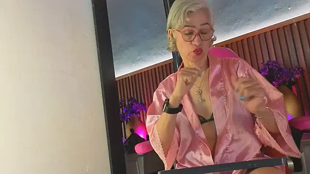 miss monserrate01 online show from April 18, 2026, 1:35 pm