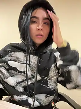 Sara Fernandez  online show from March 5, 2026, 2:13 pm