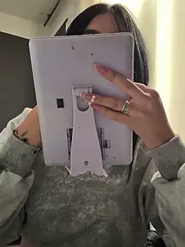 Sara Fernandez  online show from February 12, 2026, 1:33 pm