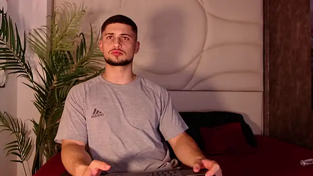 valenssio moretti online show from March 18, 2026, 3:42 am