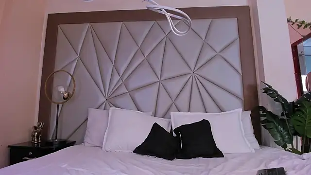 Snapshot of valenssio_moretti chatting on March 4, 2026, 8:05 pm valenssio moretti online show from March 4, 2026, 8:05 pm