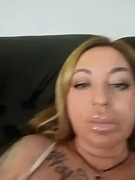 Snapshot of MiaMooly chatting on December 4, 2025, 5:45 pm MiaMooly online show from December 4, 2025, 5:45 pm