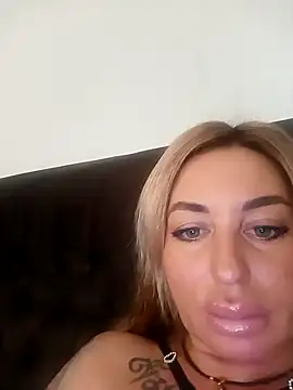 Snapshot of MiaMooly chatting on November 3, 2025, 12:42 pm MiaMooly online show from November 3, 2025, 12:42 pm