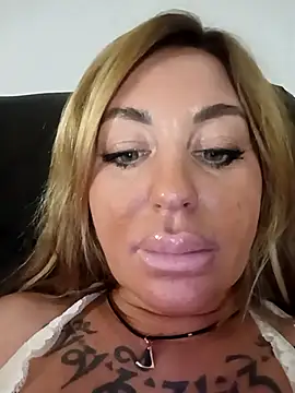 MiaMooly online show from December 13, 2025, 8:04 pm