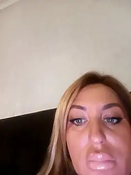 Snapshot of MiaMooly chatting on December 14, 2025, 3:50 pm MiaMooly online show from December 14, 2025, 3:50 pm