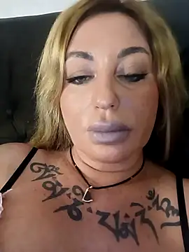 Snapshot of MiaMooly chatting on November 29, 2025, 4:07 pm MiaMooly online show from November 29, 2025, 4:07 pm