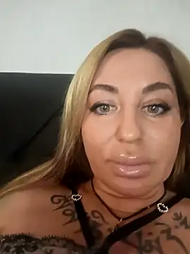 Snapshot of MiaMooly chatting on December 3, 2025, 4:28 pm MiaMooly online show from December 3, 2025, 4:28 pm