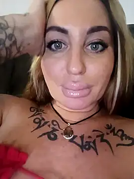 Snapshot of MiaMooly chatting on November 15, 2025, 4:11 pm MiaMooly online show from November 15, 2025, 4:11 pm