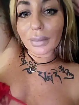 Snapshot of MiaMooly chatting on November 13, 2025, 4:33 pm MiaMooly online show from November 13, 2025, 4:33 pm