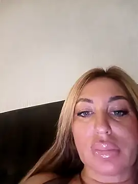 Snapshot of MiaMooly chatting on November 23, 2025, 4:50 pm MiaMooly online show from November 23, 2025, 4:50 pm