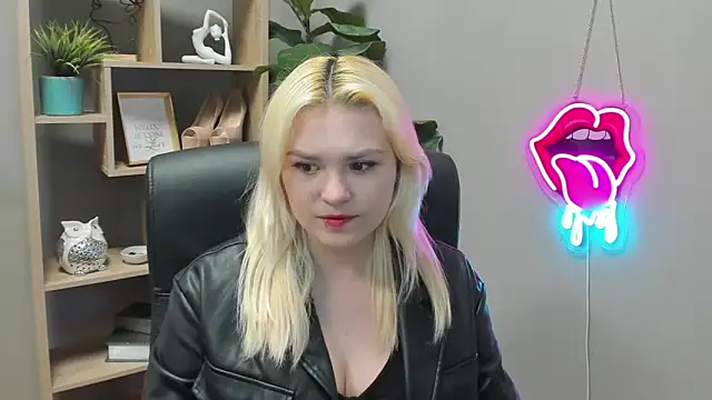 SweetLilyxo online show from April 7, 2026, 6:26 am