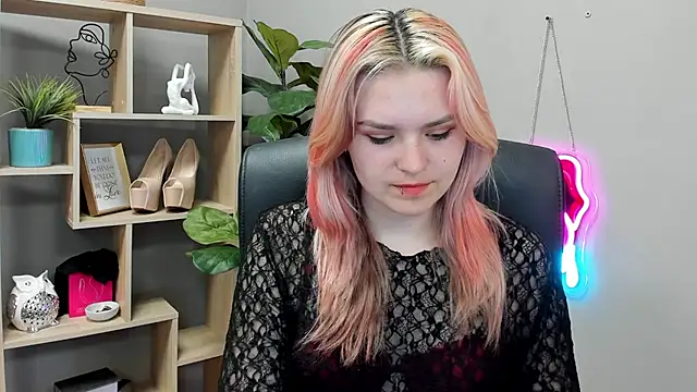 SweetLilyxo online show from July 4, 2026, 7:37 am