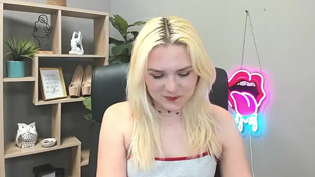 Snapshot of SweetLilyxo chatting on June 1, 2026, 1:33 pm SweetLilyxo online show from June 1, 2026, 1:33 pm