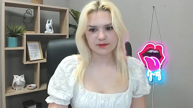 Snapshot of SweetLilyxo chatting on May 27, 2026, 6:32 am SweetLilyxo online show from May 27, 2026, 6:32 am