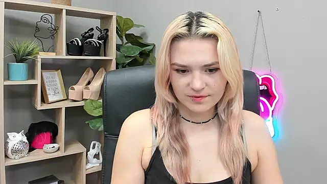 SweetLilyxo online show from July 20, 2026, 6:43 am