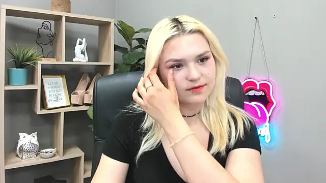 Snapshot of SweetLilyxo chatting on June 2, 2026, 1:33 pm SweetLilyxo online show from June 2, 2026, 1:33 pm