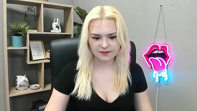 Snapshot of SweetLilyxo chatting on May 15, 2026, 6:33 am SweetLilyxo online show from May 15, 2026, 6:33 am