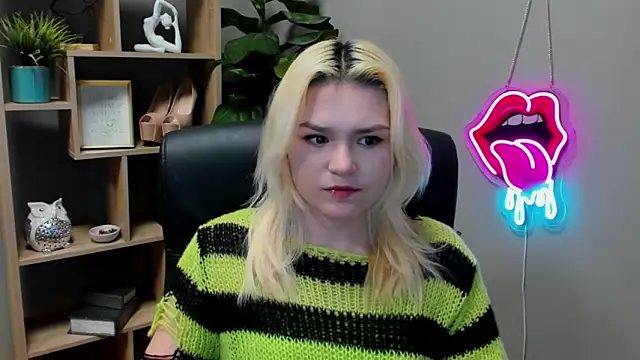 SweetLilyxo online show from March 17, 2026, 2:31 pm