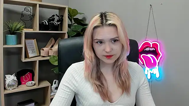 SweetLilyxo online show from July 14, 2026, 6:40 am