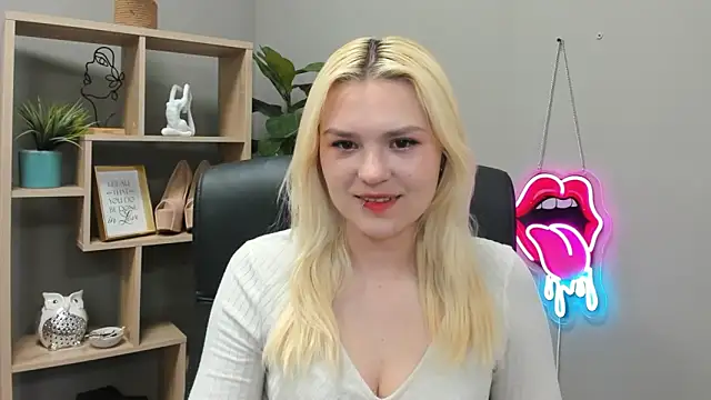 Snapshot of SweetLilyxo chatting on June 3, 2026, 6:36 am SweetLilyxo online show from June 3, 2026, 6:36 am