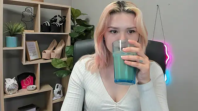 SweetLilyxo online show from July 14, 2026, 10:21 am