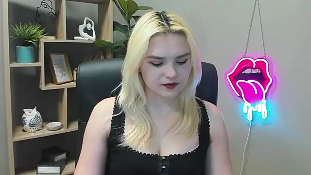 Snapshot of SweetLilyxo chatting on April 22, 2026, 6:31 am SweetLilyxo online show from April 22, 2026, 6:31 am