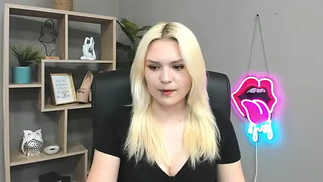 Snapshot of SweetLilyxo chatting on May 25, 2026, 1:21 pm SweetLilyxo online show from May 25, 2026, 1:21 pm
