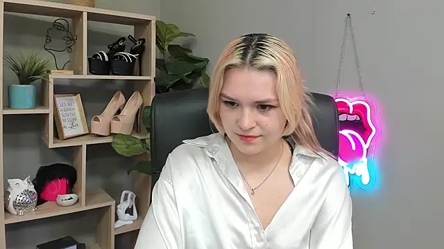 SweetLilyxo online show from July 22, 2026, 1:46 pm