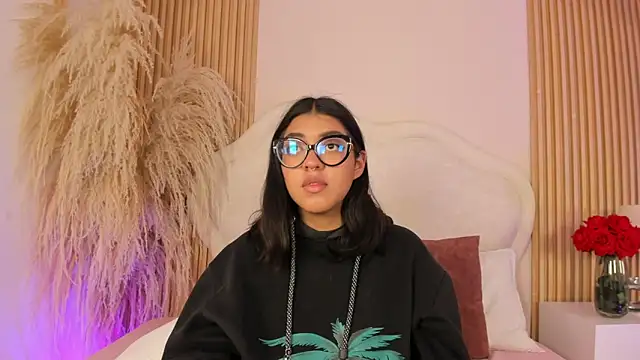 rebeca taylor online show from April 18, 2026, 3:25 pm