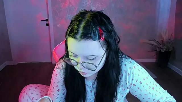 Kira G0ld online show from April 6, 2026, 1:12 am