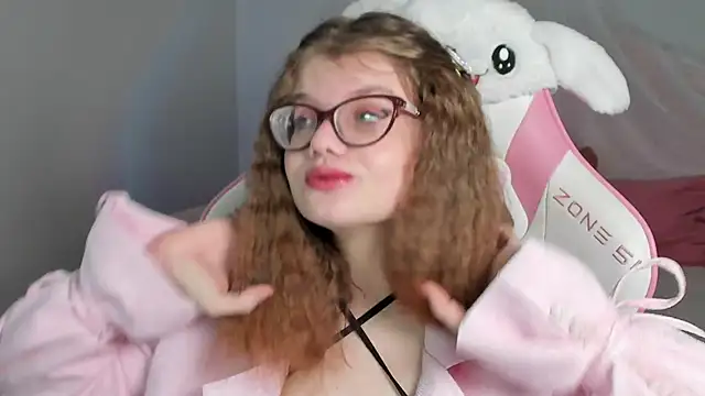 ChloeHalses online show from February 4, 2026, 5:24 am