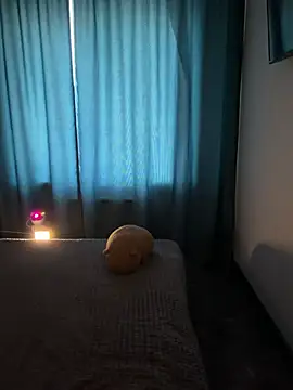 TwinkOliwer online show from February 11, 2026, 11:37 pm