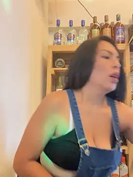 Snapshot of Emma_Sanz__ chatting on February 21, 2026, 1:40 am Emma Sanz online show from February 21, 2026, 1:40 am