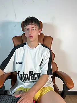 ARON LUXX online show from April 4, 2026, 2:34 pm