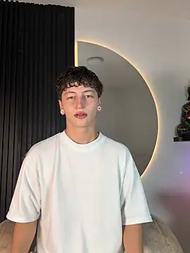 Snapshot of ARON_LUXX chatting on February 9, 2026, 3:04 am ARON LUXX online show from February 9, 2026, 3:04 am