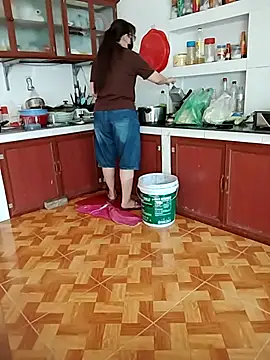 LiilyZi online show from April 13, 2026, 3:54 am