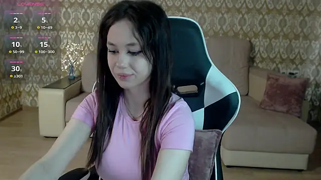 laylaura online show from May 3, 2026, 9:03 am
