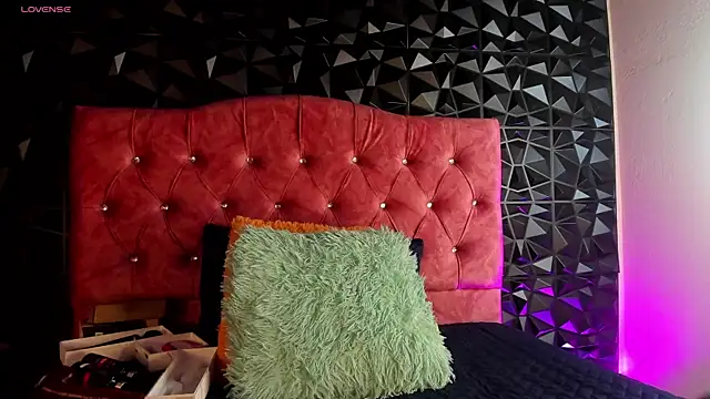 karenwild 1 online show from April 25, 2026, 1:08 am