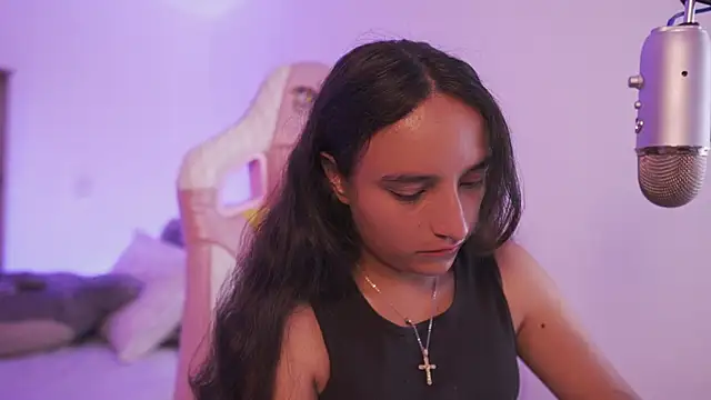  emily jonexs online show from March 10, 2026, 9:52 pm