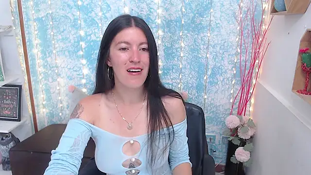 HannaOwen  online show from March 4, 2026, 2:03 pm