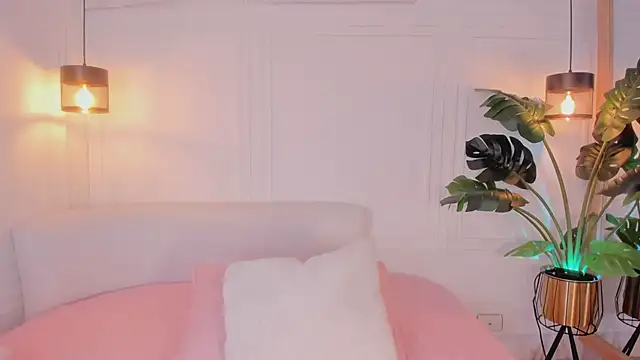 Nicole Whittee online show from April 18, 2026, 8:09 pm