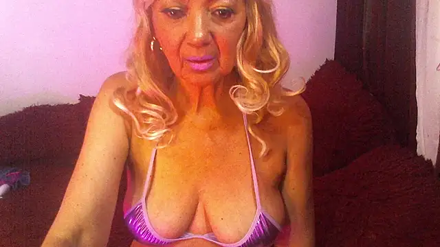 AmelieLux online show from April 7, 2026, 7:37 pm