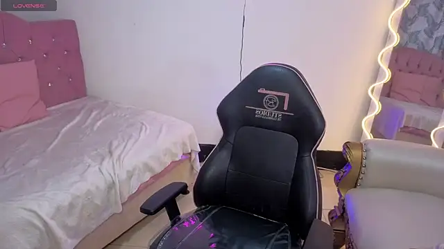 MAHYRA TAY online show from March 12, 2026, 7:07 pm