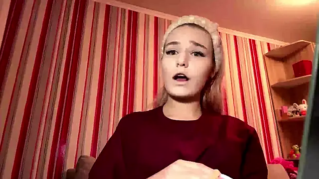 MiaBerlateen online show from February 16, 2026, 7:01 pm