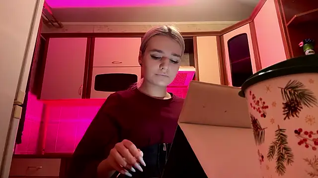 MiaBerlateen online show from February 18, 2026, 6:26 pm