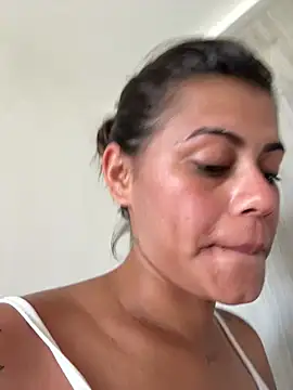 RachelWeisz  online show from April 4, 2026, 2:23 pm