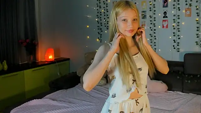 Snapshot of Kiracute18 chatting on April 24, 2026, 4:53 pm Kiracute18 online show from April 24, 2026, 4:53 pm